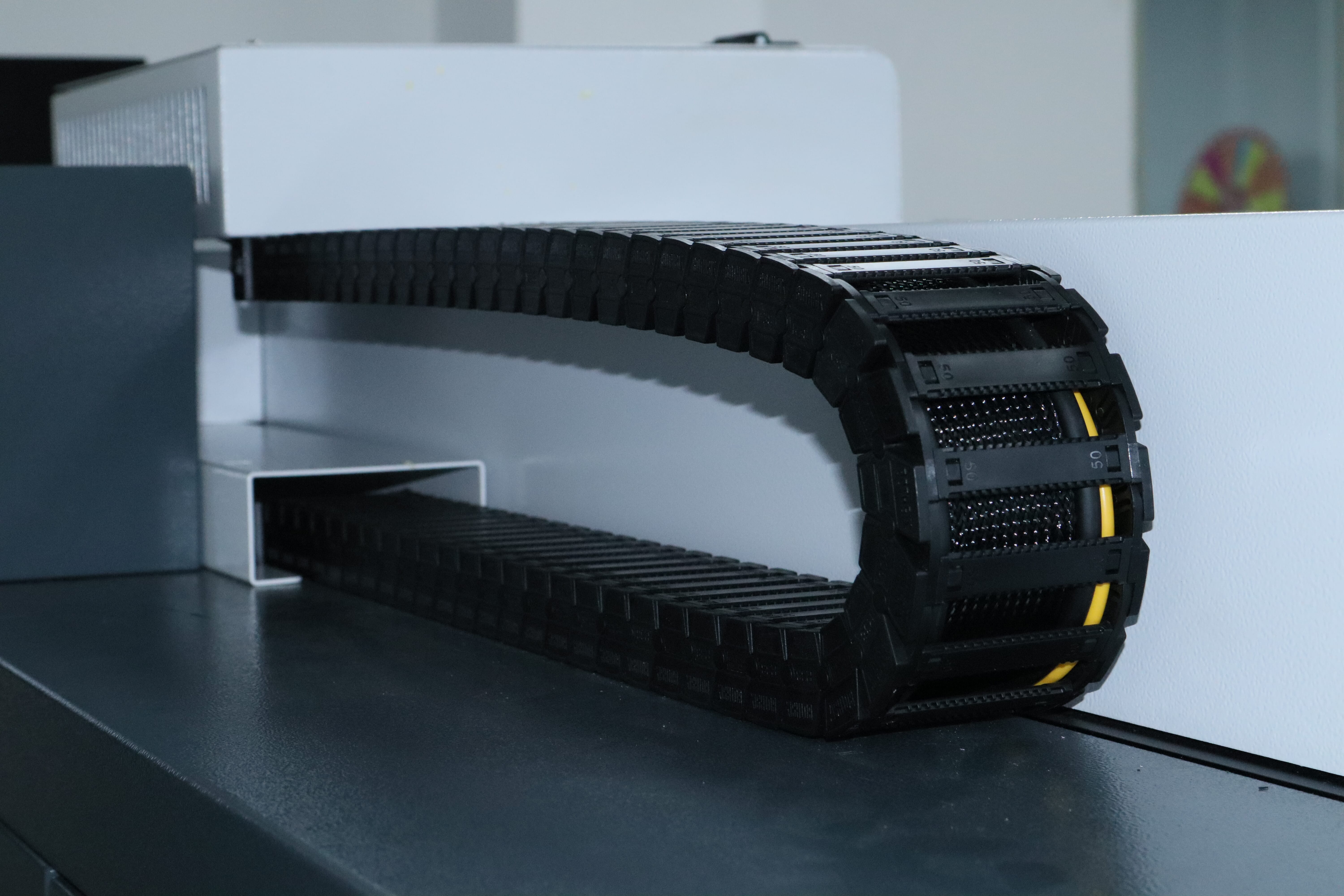 Kabelový nosič igus na 360stupňové vysokorychlostní rotační tiskárně lahví